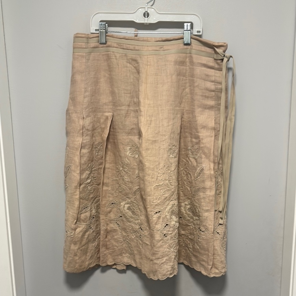 Bogner size 8 linen scalloped hem embroidered detail skirt